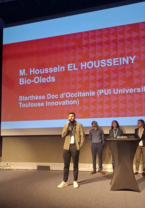 Houssein El Housseyni, lauréat Starthèse 2024 - Doc d'Occitanie - technologie OLEDs biosourcée - photo lors de sa présentation sur scènee