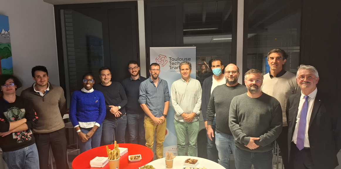 Photo de groupe avec les équipes de la startup Rollingdot et les équipes de Toulouse Tech Transfer qui ont accompagné le projet